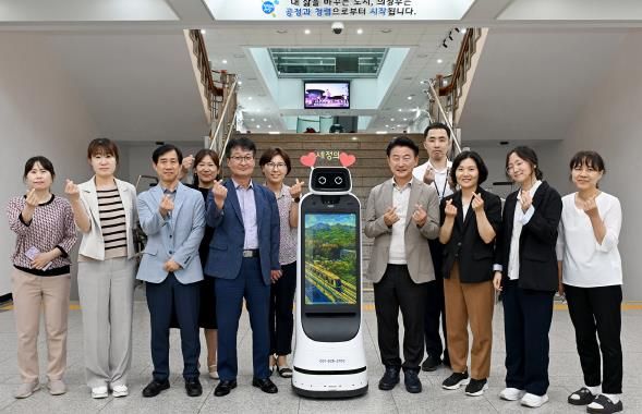 김동근 시장이 6월 16일 지방세 안내 로봇 시연회에서 직원들과 함께 기념사진을 찍고 있다.