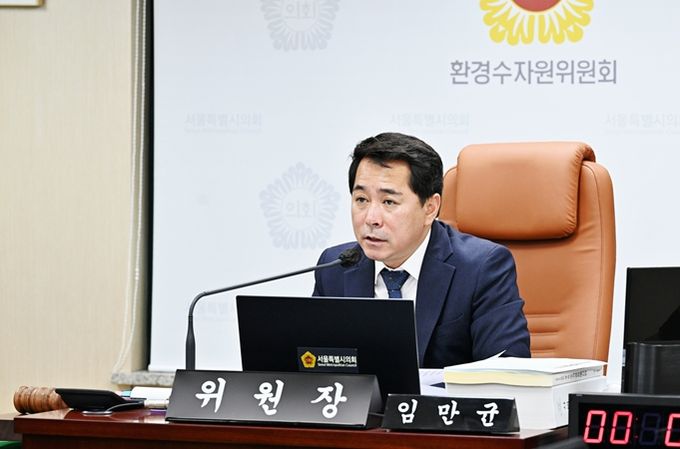 상임위원회 회의 중 발언하는 임만균 위원장 모습