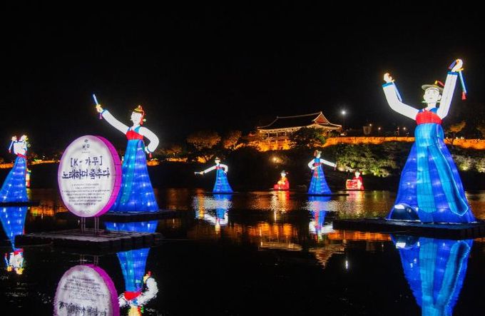 진주남강유등전시관, 대형 기획전시 ‘혜원 신윤복을 만나다’개최 - 진주8검무 2(유등축제)