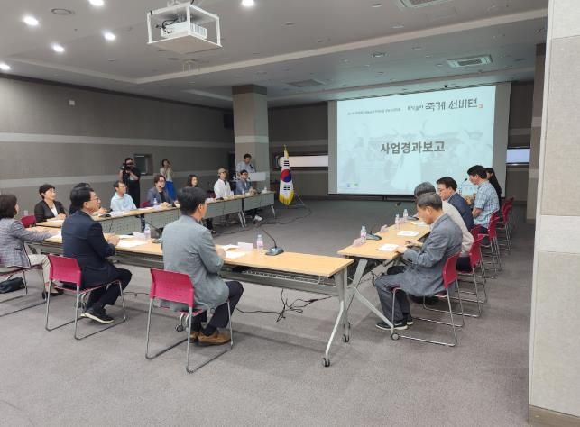 영주시는 마당놀이 ‘죽계선비뎐’ 사업보고회를 열고 작품의 지역 대표 문화컨텐츠화 방안과 공연 추진계획을 공유했다(회의모습)