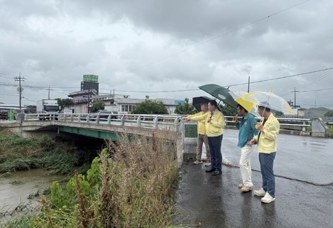 무안천을 점검하고 있는 김산 군수