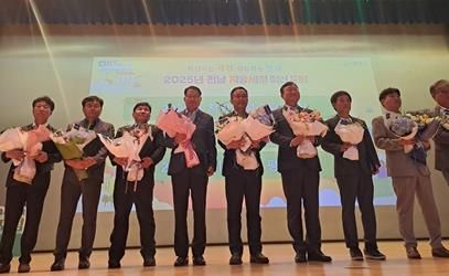 지난 25일 열린 ‘전남 지방세정 혁신포럼’에서 ‘2025년도 지방세정 종합평가’ 우수시군 시상식이 열렸다. (왼쪽에서 4번째 여수시 기획경제국장)