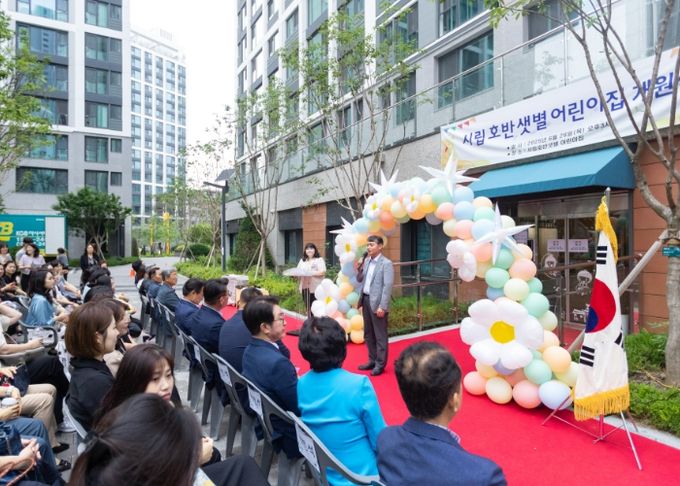 이길용 사회복지국장이 26일 오후 호반써밋그랜드에비뉴 아파트 단지 내 시립호반샛별어린이집 개원식에 참석해 인사말을 하고 있다.