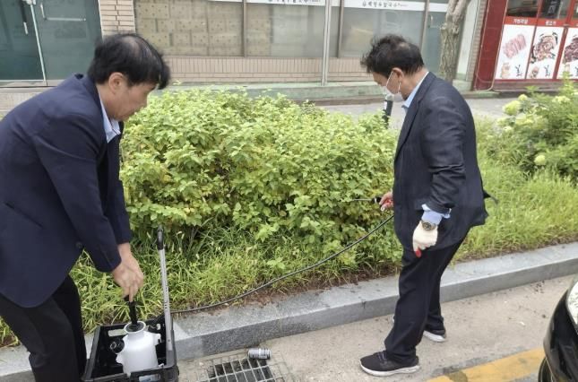 수원시 팔달구 인계동 주민자치회, '관내 우수관 방역소독' 제2차 소독활동 실시