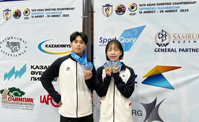 서산시청 사격팀 소속 이은서, 방재현 선수가 2025 ASC 심켄트 아시아사격선수권대회에서 메달 획득을 기념했다.
