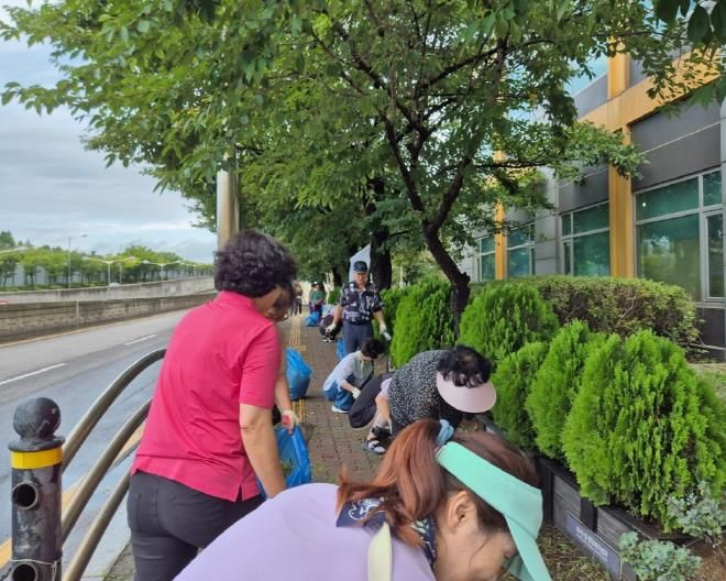 수원시 팔달구 화서1동, 주민과 함께 잡초 제거 실시…우기철 관내 주요 도로변 및 보행로 도시 미관 개선 앞장