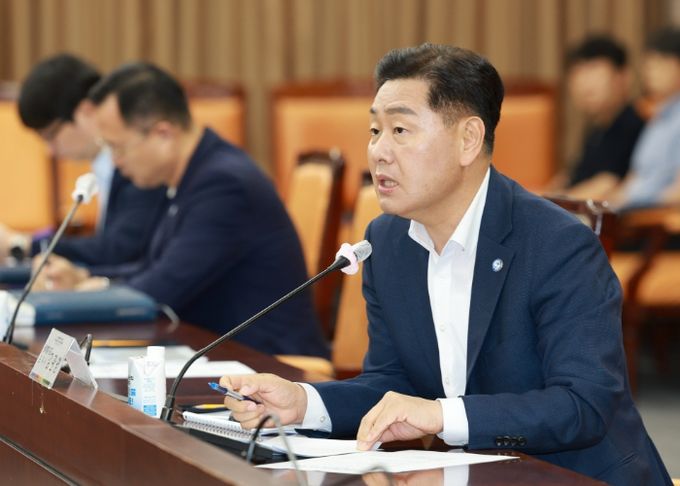 4일 전북특별자치도청 종합상황실에서 열린 ‘2036 전주 하계올림픽·패럴림픽 기본계획 수립 및 IOC 대응 용역’ 1차 중간 보고회에 김관영 도지사를 비롯한 참석자들이 지금까지의 추진 상황과 향후 과제를 점검하고 있다