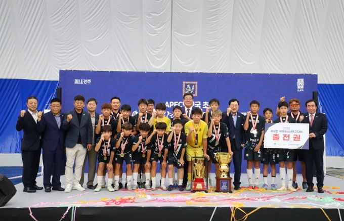 지난 4일 경주시 스마트에어돔에서 열린 ‘2025 화랑대기 전국 유소년 축구대회’ 폐막식에서 우승팀 선수들과 주낙영 경주시장이 기념촬영을 하고 있다.