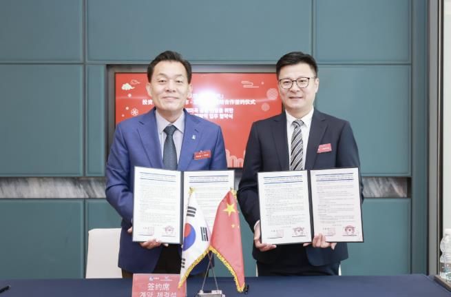 이재준 수원시장이 전략적 업무 협약 체결 후 린펑 동방미곡 총괄사장과 기념촬영을 하고 있다.