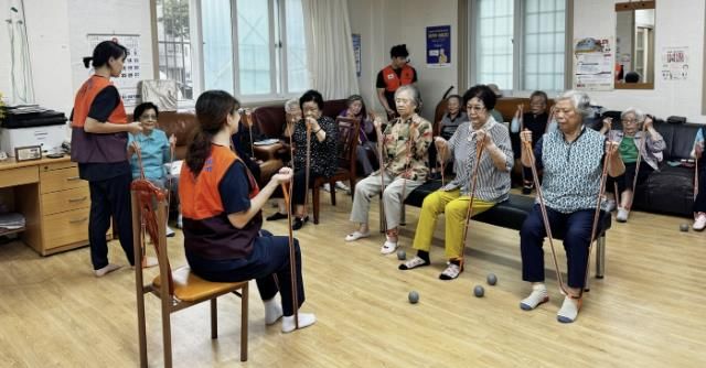 수원시 팔달구 화서2동 주민자치센터 관학연계 프로그램 '어르신 치매예방 건강체조 교실' 성료