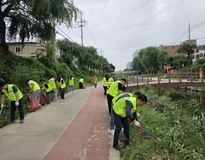 지난 24일 수원시가 수원천에서 환경정비를 하고 있다