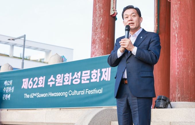 이재준 수원시장이 제62회 수원화성문화제 개막타종 행사에서 인사말을 하고 있다.