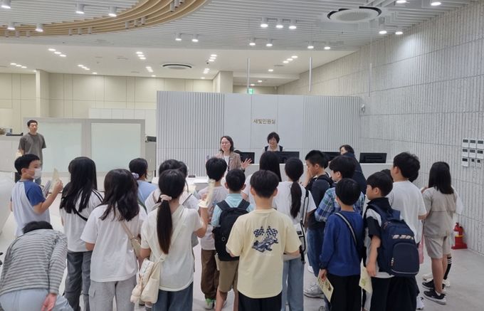 곡정초등학교 4학년 학생들이 수원시청을 견학하고 있다.