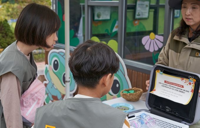 초등학생 가족들이 영흥수목원에서 ‘내셔널지오그래픽 키즈탐험대’에 참여하고 있다.