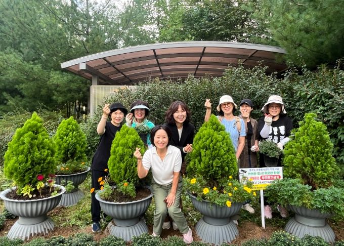 수원시 영통구 망포1동 손바닥정원단 관내 손바닥정원 식재 작업 실시