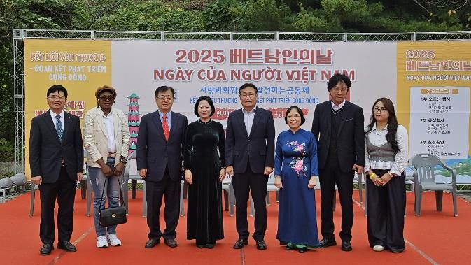 18일 열린 2025 베트남인행사에 참여한 단체 관계자들이 행사를 마치고 기념촬영을 하고 있다.