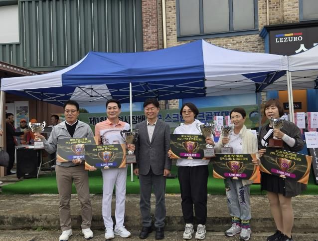 조용익 부천시장이 상위입상자들과 기념촬영을 하고 있다.