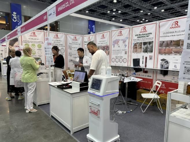 해외 바이어들이 말레이시아 뷰티엑스포에 마련된 성남기업 부스를 방문해 제품을 둘러보고 있다