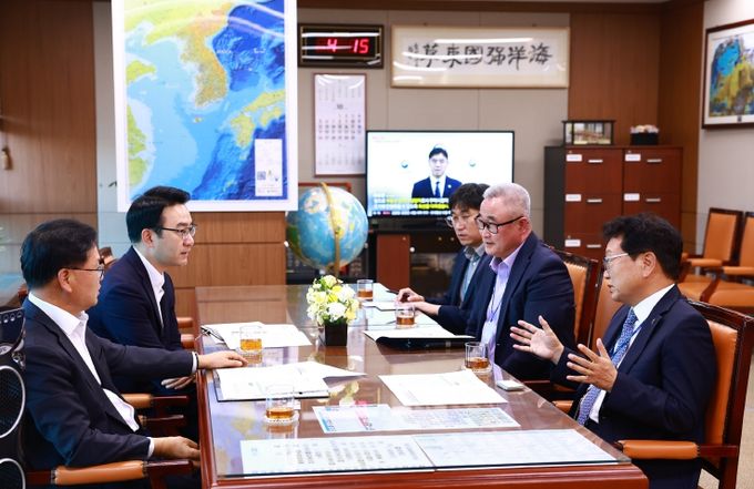 손병복 울진군수는 김성범 해양수산부 차관과 면담을 갖고 최근 운항이 중단된 울진(후포)~울릉(사동) 항로의 크루즈선 지속 운항 또는 대체선(쾌속선 등) 투입 방안을 건의했다.
