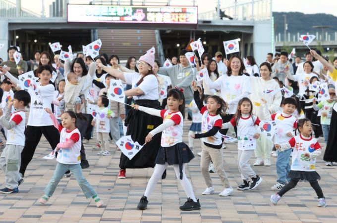 세종시 이응다리 앞에서 펼쳐진 독도의 날 기념 플래시몹 행사 모습