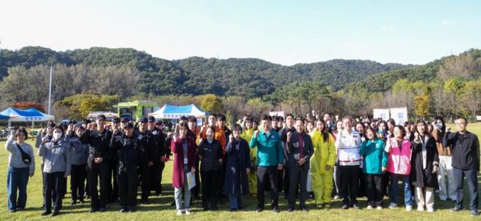 최충규 대덕구청장과 관계기관 관련자들이 28일 금강로하스 대청공원에서 열린 ‘2025년 대전 대덕구 생물테러 대비․대응 현장훈련’ 후 기념 촬영을 하고 있다.