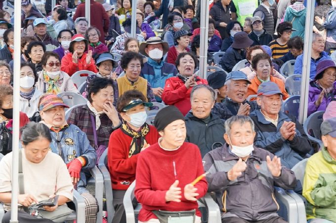 포항시는 지난 24일 학산종합사회복지관에서 지역주민과 함께하는 ‘제20회 한마음대잔치’를 개최했다.