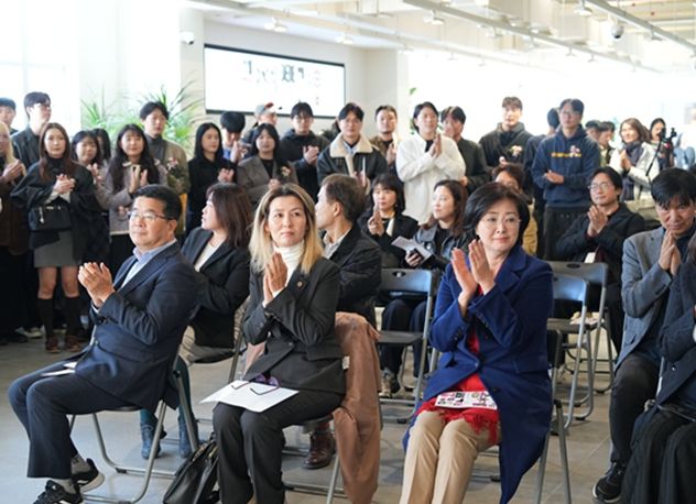 2025 신당창작아케이드 기획전시 주요 참석자 (가운데 아이수루 시의원)