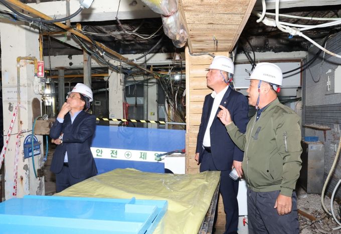 김석한 산업경제위원장, 고성공룡시장 시설현대화 공사 현장 점검