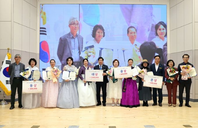 고흥군, 제9회 송수권 시문학상 및 제6회 시 낭송대회 성황리에 마무리- 공영민 고흥군수(왼쪽 6번째)가 31일 군청 우주홀에서 열린 ‘제6회 송수권 시 낭송대회’에서 대상 수상자인 한은주 씨(왼쪽 5번째) 등 수상자와 기념촬영을 하고 있다