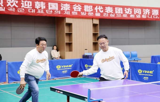 김재욱 칠곡군수와 이상승 칠곡군의회 의장이 한 팀을 이뤄 친바오젠 제원시장, 자오후이성 부시장 팀과 경기를 펼치고 있다. 코트를 사이에 두고 웃음과 환호가 이어지며 양 도시의 우정이 한층 가까워졌다.