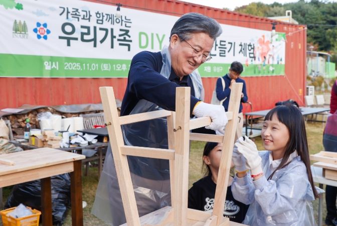 지난 1일 죽동 인아트 잔디광장에서 진행된 ‘가족과 함께하는 DIY소가구 만들기’ 행사