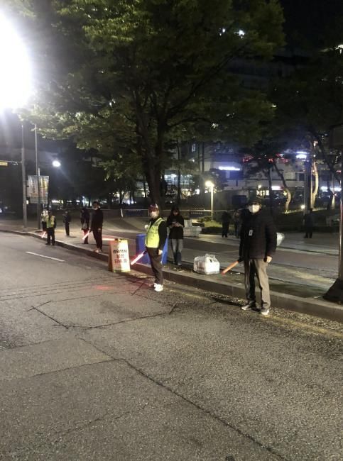 성남 판교 유스페이스 인근에서 관외택시 불법 영업 합동단속 중인 모습