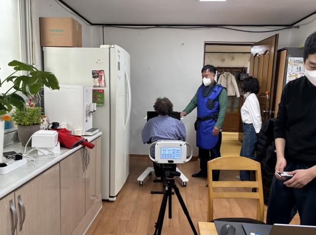 영통구보건소 관계자가 경로당을 방문해 어르신들 대상으로 결핵검진을 하고 있다.