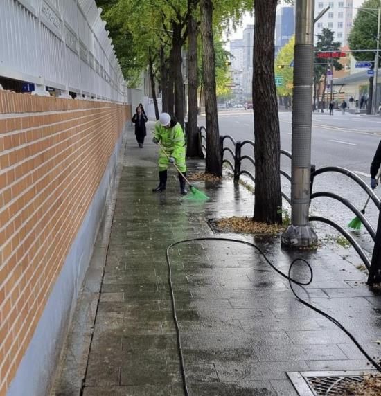 가을철 낙엽·은행 열매 집중 청소 사진