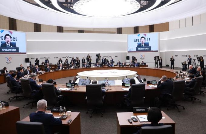 2025 APEC 정상회의가 열린 경주화백컨벤션센터(HICO) 3층 본회의장에서 각국 정상들이 회의를 진행하고 있는 모습. 경주시는 이 회의장을 시민에게 공개 관람할 예정이다.