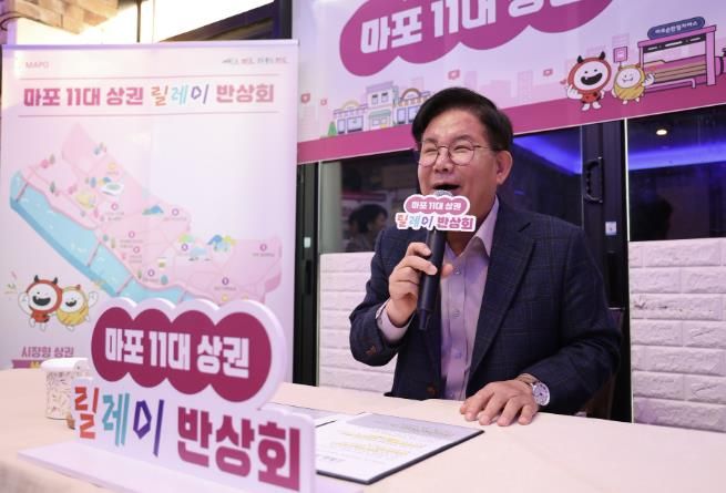 박강수 마포구청장이 합정 하늘길 상권 상인의 질의에 답변을 하고 있다.