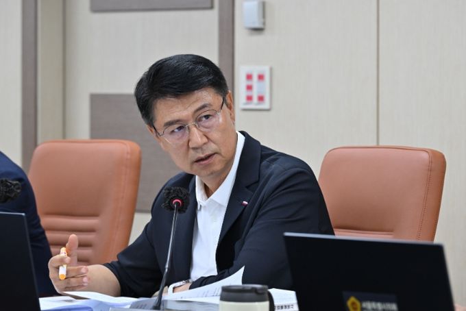 상임위원회 회의에서 발언하는 이봉준 의원