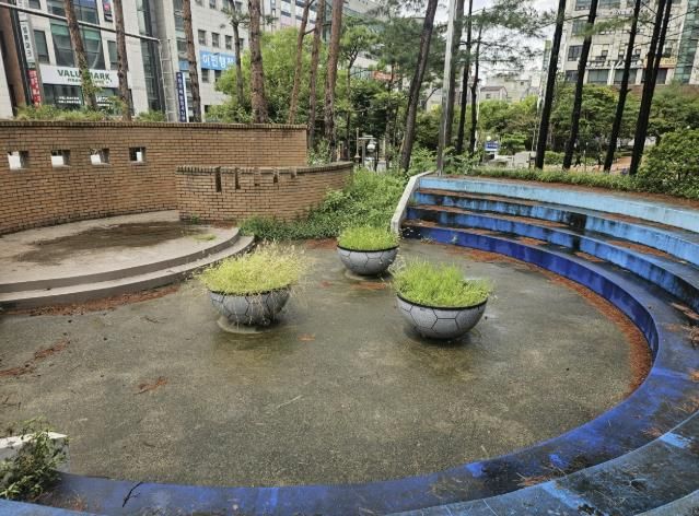 나눔숲 조성 전 영통종합사회복지관 야외 공간