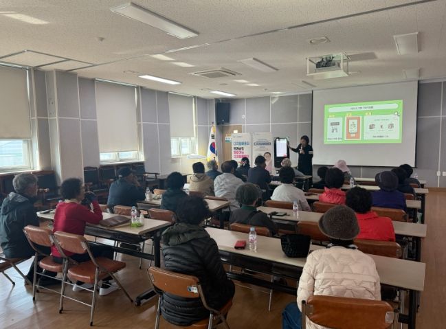 맞춤형 ICT 교육에 참석한 곡성군 어르신들