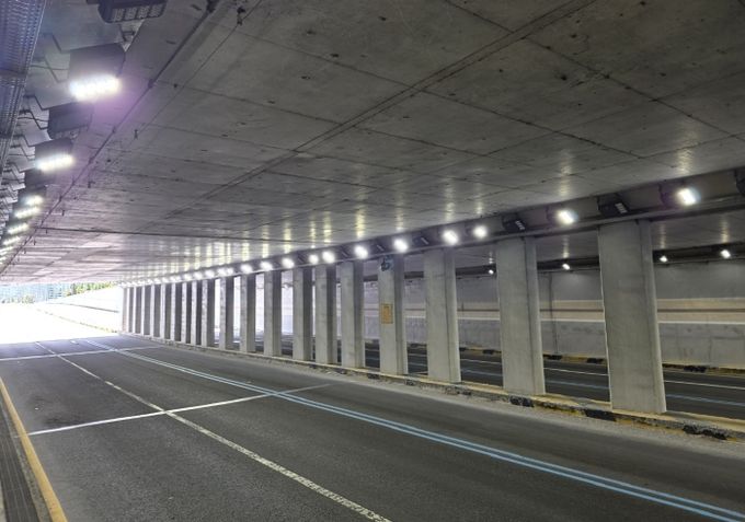 상대지하차도 내 전기시설 지상 설치 완료 후 조명 점등 상태를 확인하고 있다.