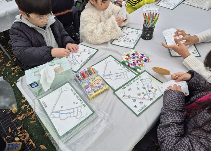 ‘우리 마을 지도’ 만들기에 참여한 어린이들