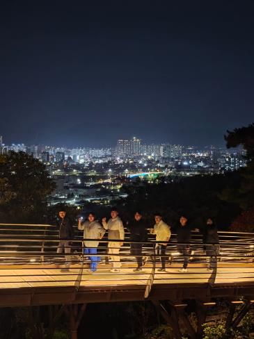 밀양시는 아리랑고갯길 일원에서 시민과의 현장 소통 프로그램을 마친 후 단체 기념 촬영을 진행했다.