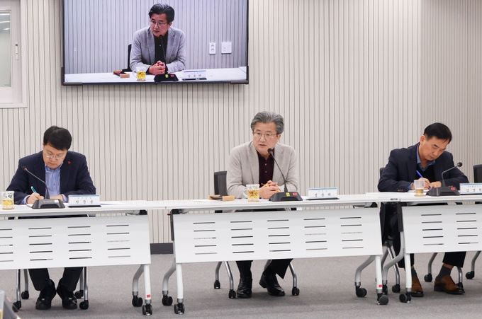 정용래 유성구청장이 지난 11일 오후 11월 확대간부회의를 주재하며 간부 공무원들의 책임의식을 강조하고 있다.