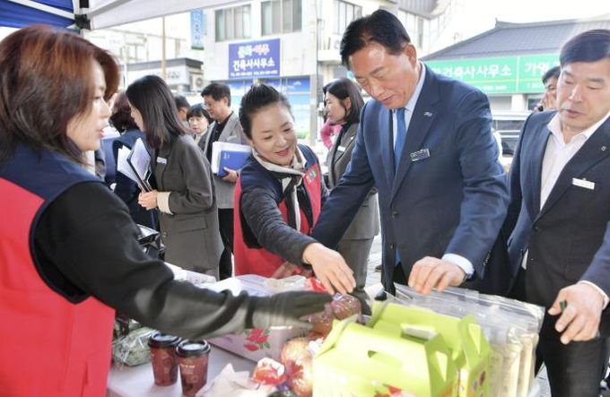 김한종 장성군수가 11일 열린 한여농 가래떡 시식행사에 참여했다. 장성군 제공.