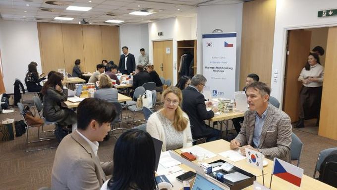 수원시 케데헌 개척단에 참가한 기업인들이 11일(현지시각) 체코에서 현지 바이어와 상담하고 있다.