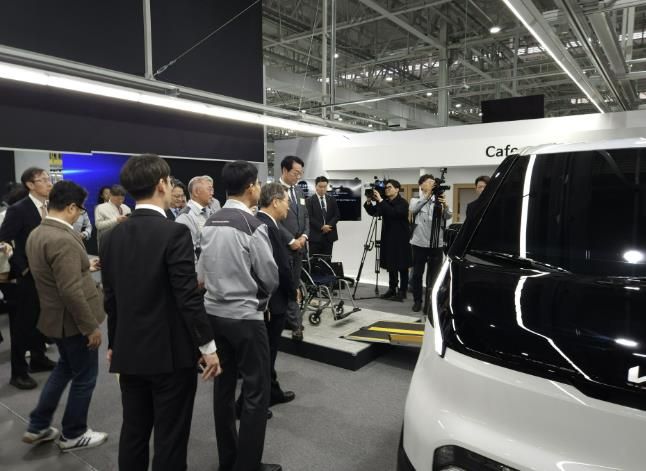 정명근 화성특례시장이 기아 오토랜드 화성에서 시타 PV5에 대한 설명을 듣고 있다