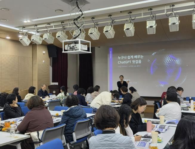 14일 소하도서관 강당에서 '제13회 작은도서관 학교'가 진행되고 있다