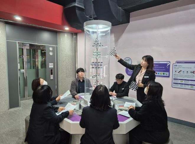 울산과학관이 13일 주관한 '배움공동체' 연수 참가자들이 전시체험관에서 분자모형 체험을 하고있다