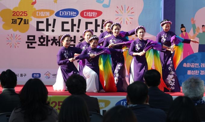 ‘다다다 문화체험 축제’에서 주민들이 다양한 체험 프로그램에 참여하고 있는 모습