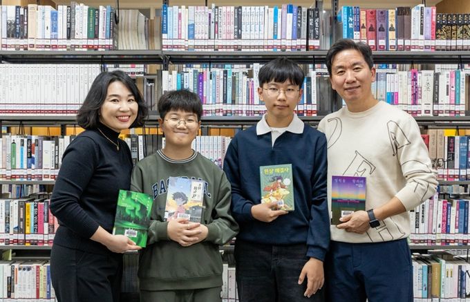 칠곡군립도서관에서 독서를 즐기고 있는 오 씨 가족의 모습. 온 가족이 함께 도서관을 찾는 것이 일상이 됐다.